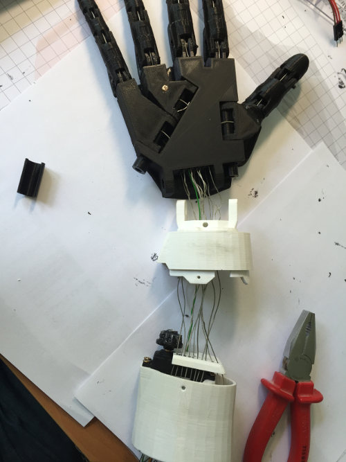Humanoider Roboter – Schritt 1: Hand & Arm drucken und bauen